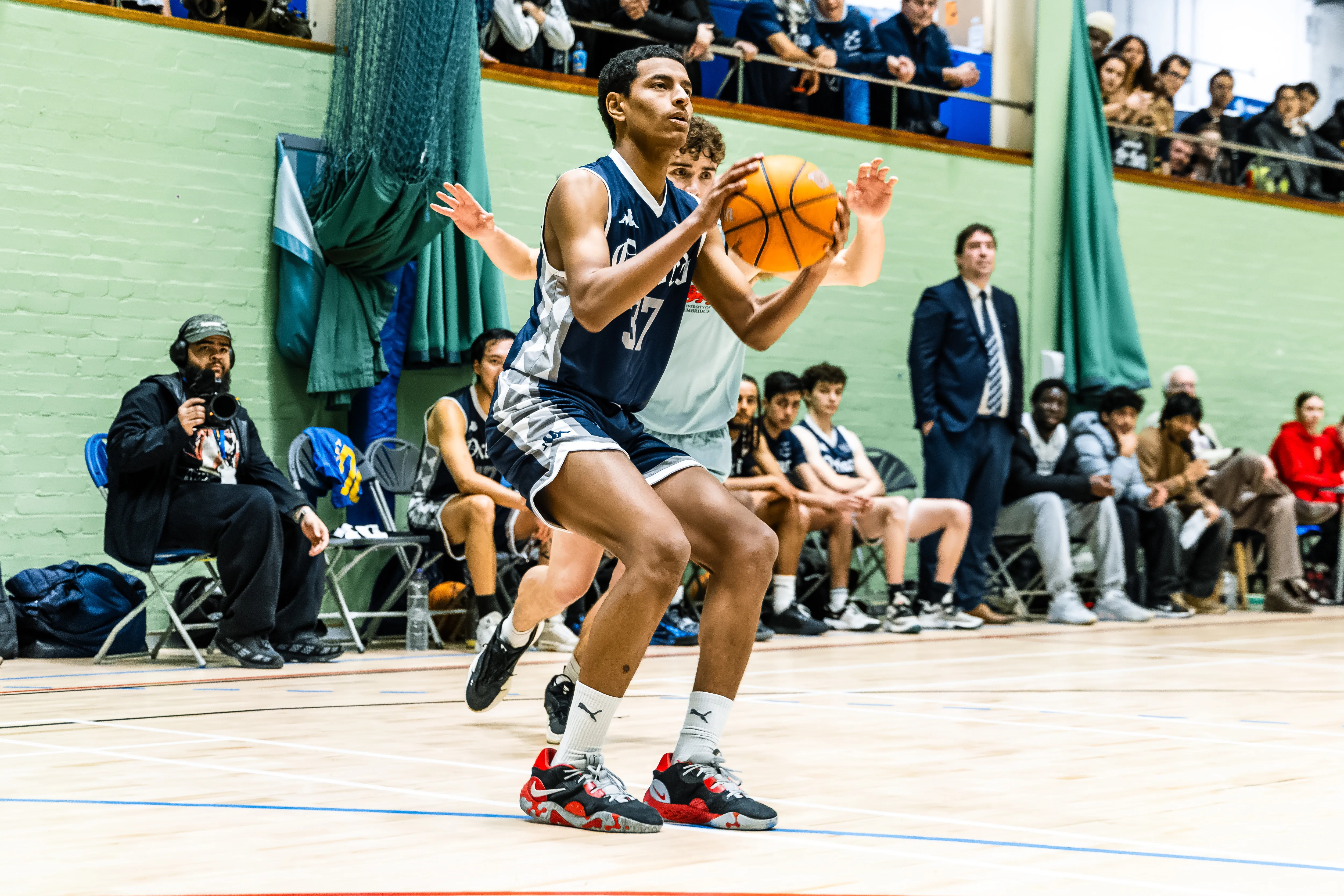 OUBbC player receiving a pass under pressure